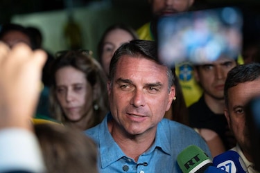 Cómo se compara Flávio Bolsonaro con su padre Jair y cuánto cambia el duelo con Lula por la presidencia de Brasil 4 años después