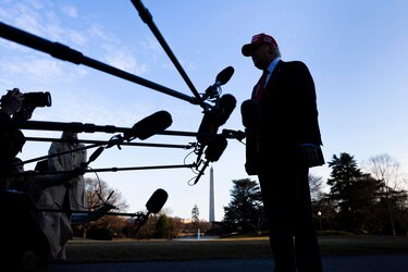 Listas negras y demandas, las tácticas de Trump para controlar la cobertura de los medios
