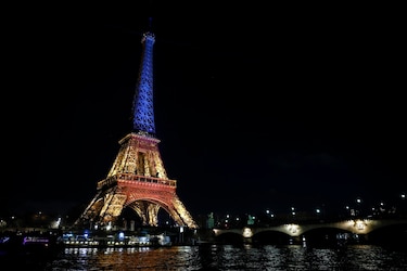 Iluminan la torre Eiffel con los colores de Ucrania por el aniversario de la guerra