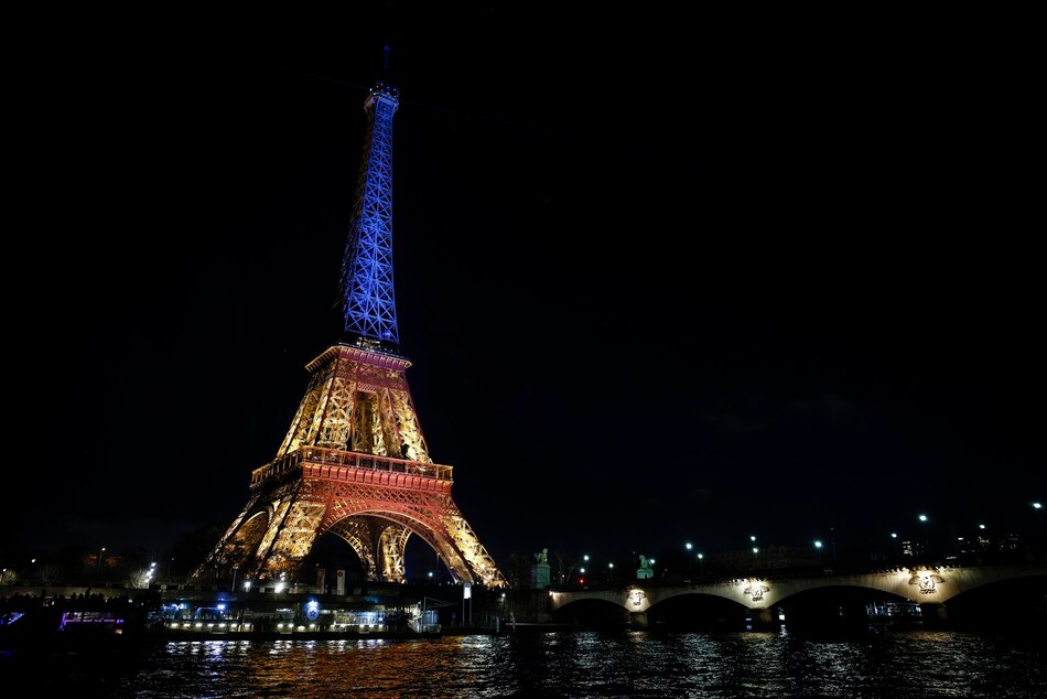 Iluminan la torre Eiffel con los colores de Ucrania por el aniversario de la guerra