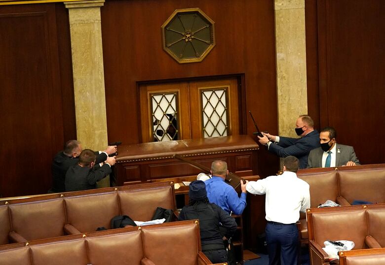 Enfrentamientos entre seguidores de Trump y la policía en el Capitolio