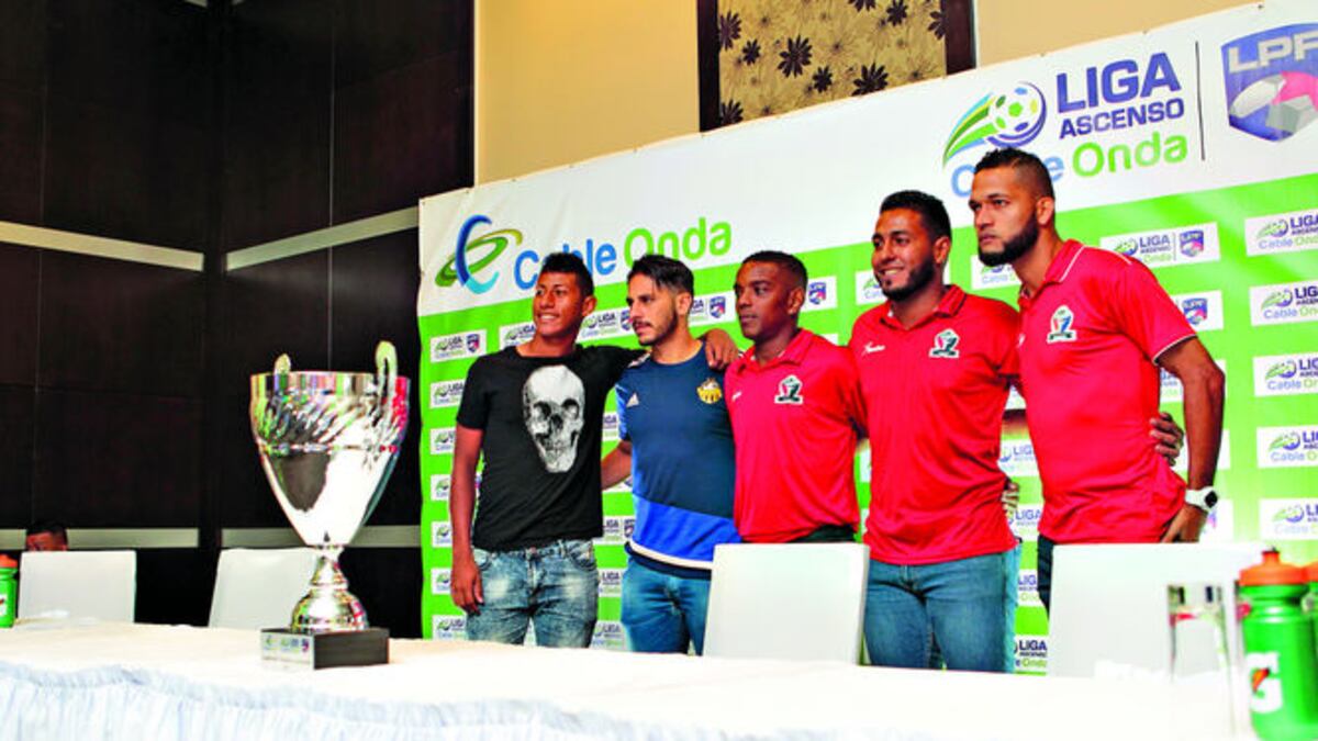 Jugadores del Deportivo Municipal San Miguelito y el CAI posan con la copa durante la conferencia de prensa de ayer.