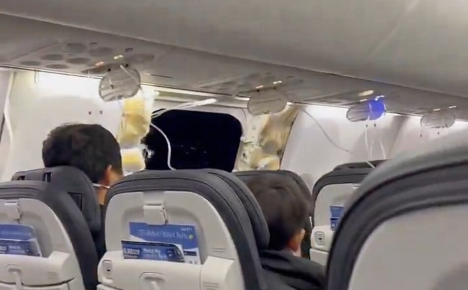 Video: avión aterriza a salvo en el aeropuerto de Portland pese a perder parte del fuselaje