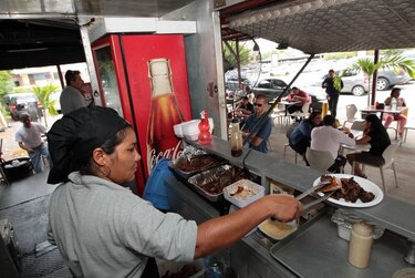 Restaurantes y hoteles de Panamá reducen personal pese a crecimiento en ventas