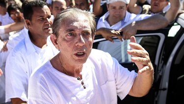 Brasil: hallan maleta llena de dinero en casa de sanador acusado de abusos