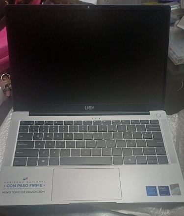 Entrega de ‘laptops’ a docentes genera dudas por contrato de custodia y falta de soporte técnico