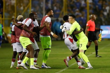Selección de Surinam denuncia racismo y la Federación de Fútbol de El Salvador no reacciona