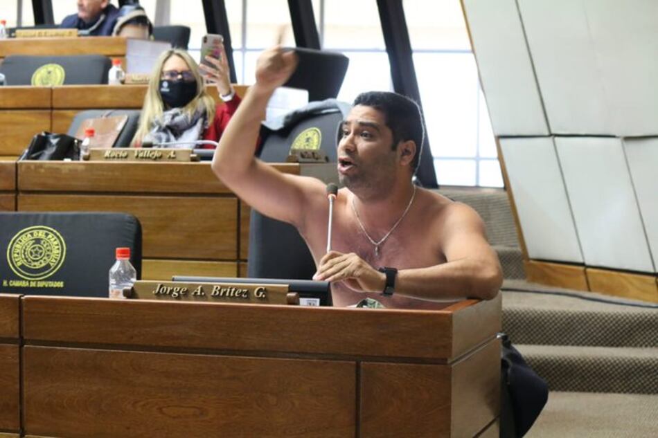 Diputado paraguayo se saca la camisa en la Asamblea para pedir reapertura con Brasil