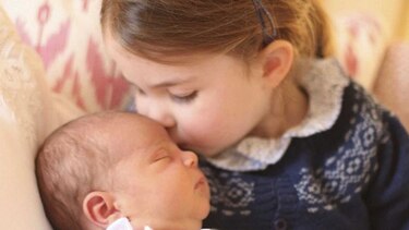 Familia real británica difunde dos fotos del príncipe recién nacido Luis