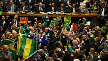 Diputados de Brasil votan a favor de juicio político contra Dilma Rousseff