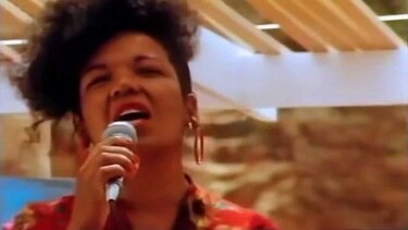 Encuentran muerta y carbonizada dentro de su auto a la cantante del grupo Kaoma, creadores de la Lambada