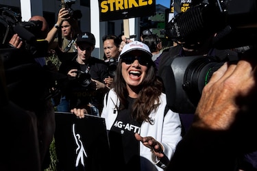 Los actores de Hollywood se toman las calles en su primer día de huelga