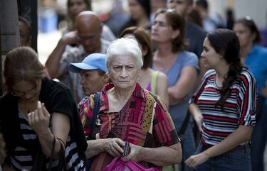 Incertidumbre tras confusos anuncios económicos de presidente Maduro