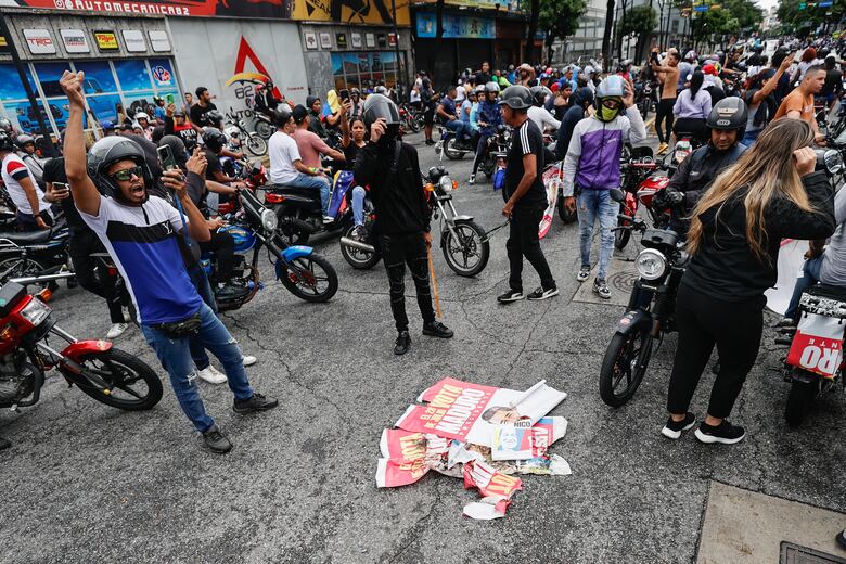 Cientos de motorizados protestan en Caracas contra los resultados de las presidenciales