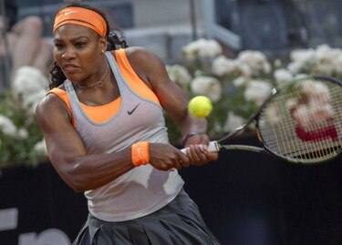 Djokovic sufre y Serena convence