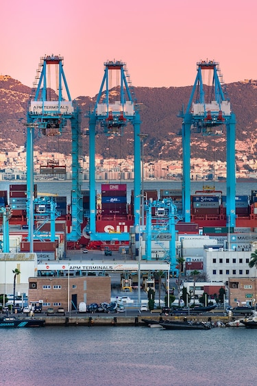 España presiona para revisar normas sobre transporte marítimo que amenazan sus puertos