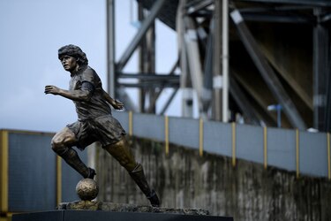 El Nápoles homenajea a Maradona ante la Lazio en el regreso de Sarri