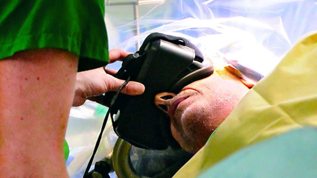 Paciente operado, despierto, de un tumor cerebral y con gafas 3D en Francia, para que los médicos vieran qué conexiones podrían alterar su campo visual.