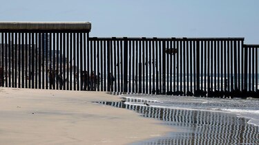 Por qué Estados Unidos está pintando de negro el muro fronterizo con México