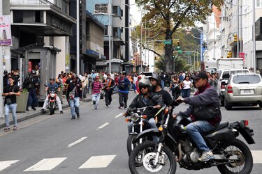 Diputados opositores denuncian que grupos chavistas disparan contra ellos