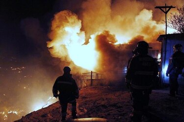 Incendio afecta por tercer día a Valparaíso; sube a 13 cifra de muertos