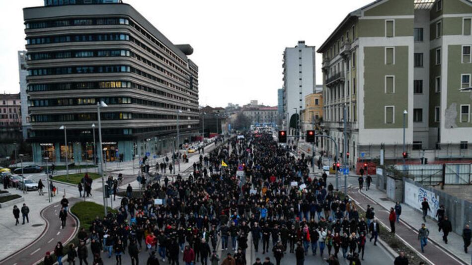 Italianos protestan contra el fascismo, entre otras cosas