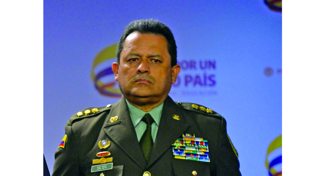 El director de la Policía Nacional, general Rodolfo Palomino López (frente), junto a su esposa Eva Ardila, mientras asiste a una conferencia de prensa.