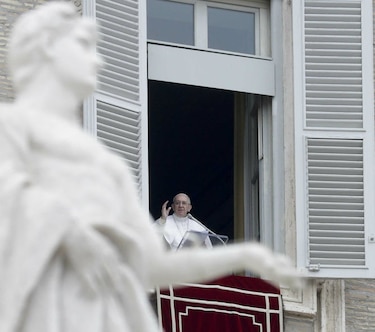 El papa Francisco bautiza a 28 niños y pide a sus madres que los amamanten 'con tranquilidad'