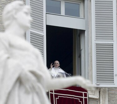 El papa Francisco bautiza a 28 niños y pide a sus madres que los amamanten 'con tranquilidad'