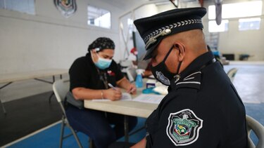 Al menos 100 agentes de la fuerza pública donan plasma convaleciente