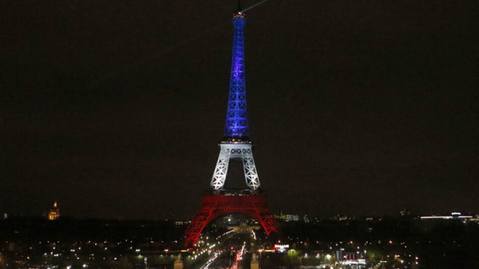 La Torre Eiffel reabre y se iluminará con los colores de la bandera francesa