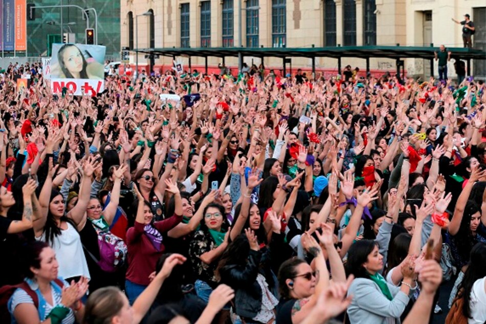 Chile: más de mil mujeres acompañan a Las Tesis en su ‘performance’ feminista