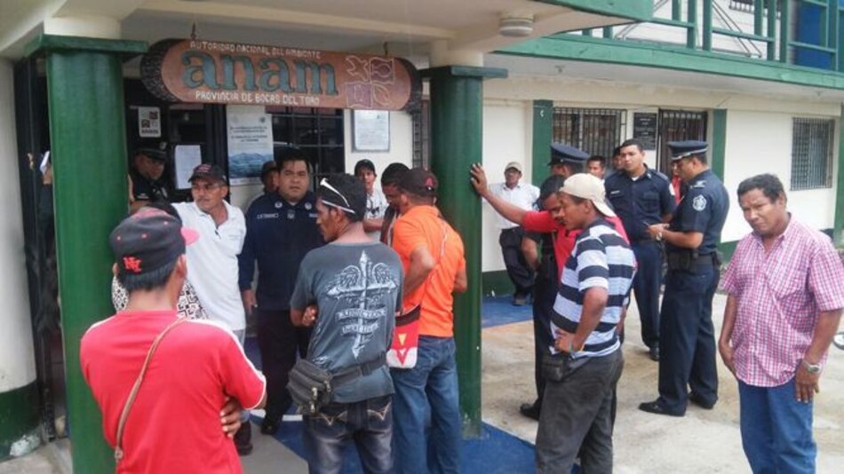 Taladores bloquean sede del Ministerio de Ambiente en Changuinola