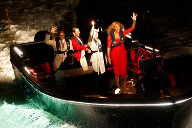 Un globo porta la llama: el pebetero olímpico es encendido tras un épico relevo