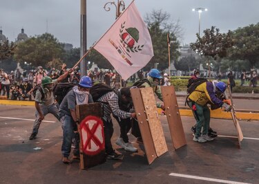 Manifestantes y Policía peruana chocan durante homenaje a los muertos en protestas