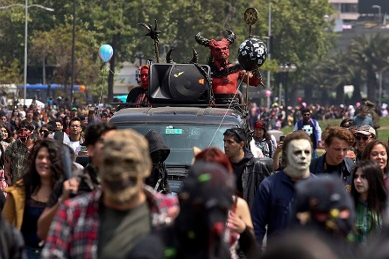 Cientos de zombis 'asustan' en las calles de Santiago de Chile