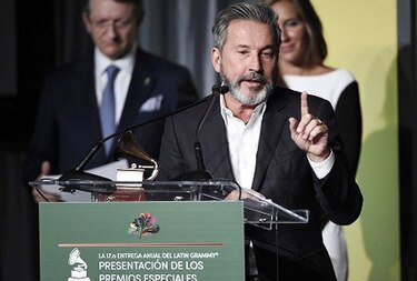Emoción y política en entrega de premios especiales del Grammy Latino