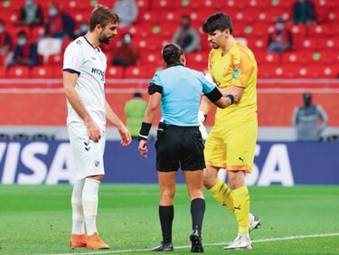Brasileña hace historia al arbitrar en Mundial de Clubes