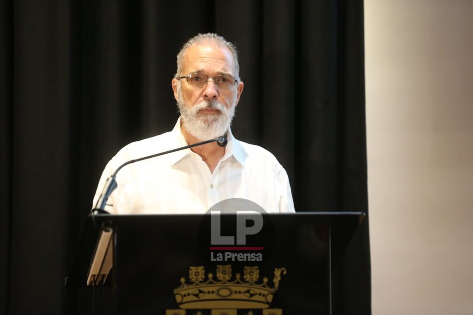 Fábrega se desdice y anuncia que organizará el desfile navideño en la cinta costera el 11 de diciembre