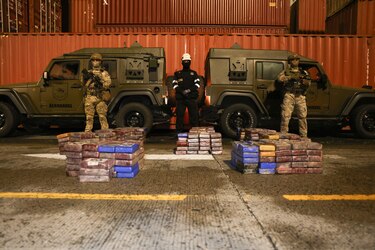 Encuentran media tonelada de droga escondidas en contenedores y en una casa en Villa Zaita