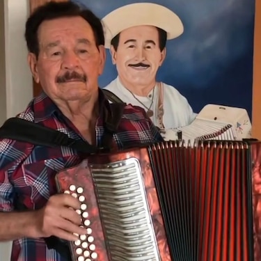 El acordeonista Dorindo Cárdenas, hospitalizado en Chitré tras sufrir mareos