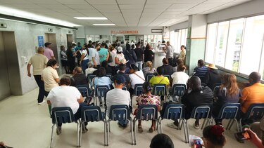 Ministro de Salud asegura que seguirá la atención médica pese al paro y dijo ‘el que no trabaja no cobra’