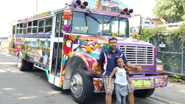 Conoce al panameño dueño y conductor del ‘Diablo rojo’ en Washington