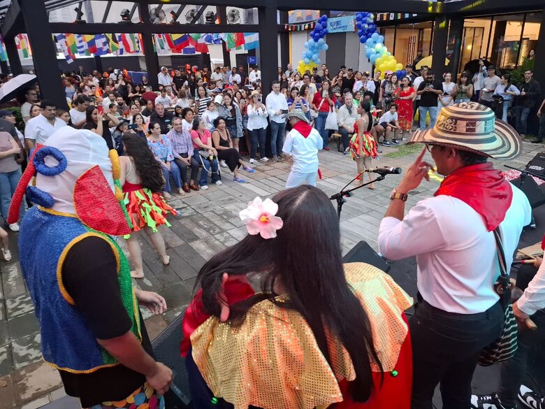 Calle Uruguay se llenó de sabores internacionales este domingo