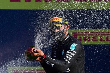 Hamilton gana una carrera caótica en la Toscana