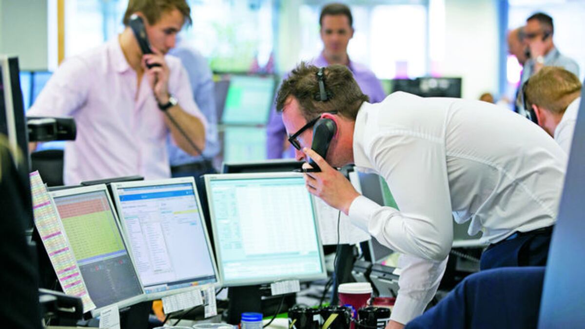 Los operadores financieros de todo el mundo vivieron una jornada de estrés ayer. Mientras tanto, en el mundo político David Cameron ponía cara a la derrota.