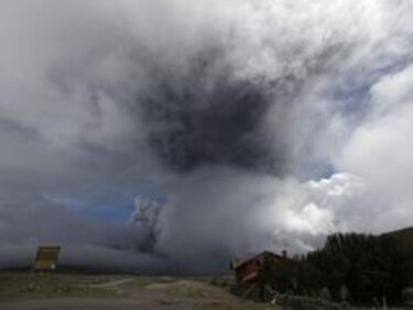 Ecuador, en alerta tras fuerte expulsión de ceniza de volcán próximo a Quito