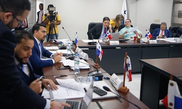 Ministro de Obras Públicas enfrenta críticas por manejo de fondos y obras pendientes