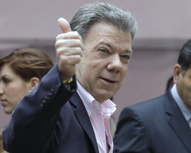 Juan Manuel Santos encabeza conteo preliminar de votos en Colombia