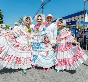 Los candidatos que estuvieron en el desfile de Las Mil Polleras
